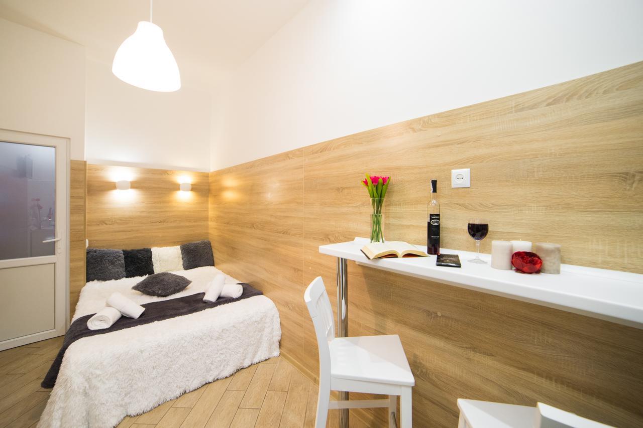 Mini Economy Apartments- Filatova 10 Lviv Exteriör bild