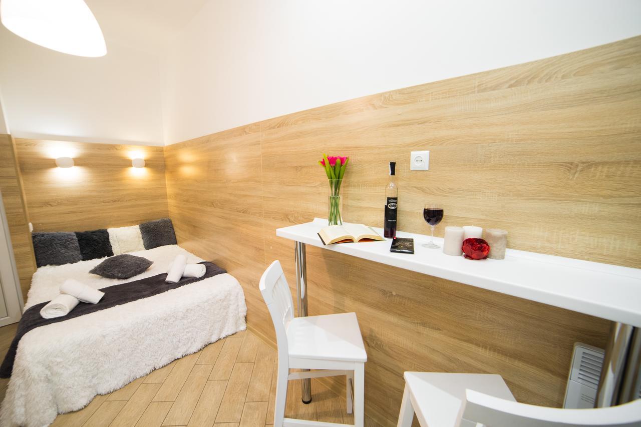 Mini Economy Apartments- Filatova 10 Lviv Exteriör bild